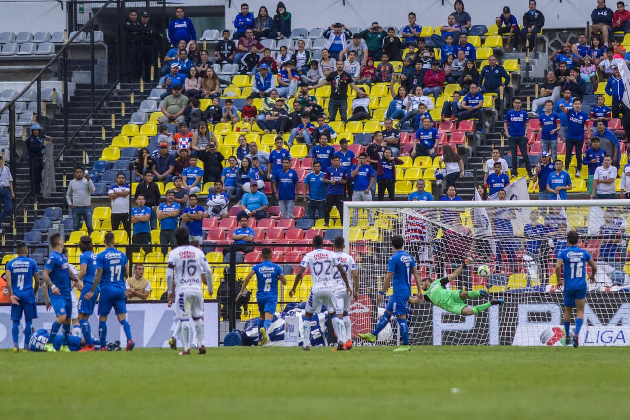 Con este golazo de tiro libre, el colombiano Edwin Cardona (fuera de la foto) descontó para los Tuzos al minuto 74.