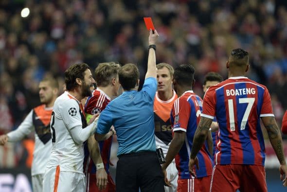 Apenas se jugaba el minuto 2 cuando la visita se quedaría con uno menos por una falta dentro del área que fue decretada como penal.