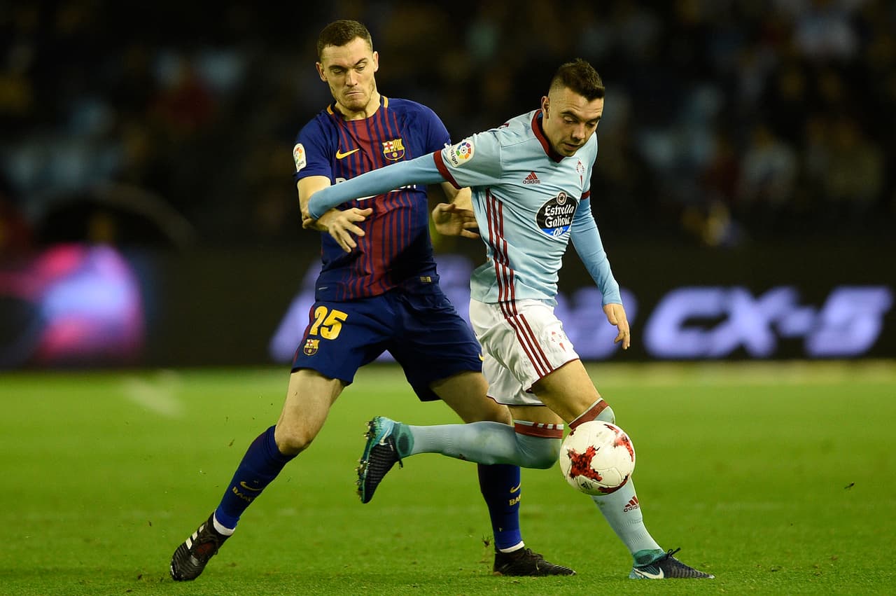 VIGO, SPAIN - JANUARY 04: Iago Aspas of RC Celta de Vigo competes for the ball with Thomas Vermaelen of FC Barcelona during the Copa del Rey round of 16 first leg match between RC Celta de Vigo and FC Barcelona at Municipal Balaidos on January 4, 2018 in Vigo, Spain. (Photo by Octavio Passos/Getty Images)
