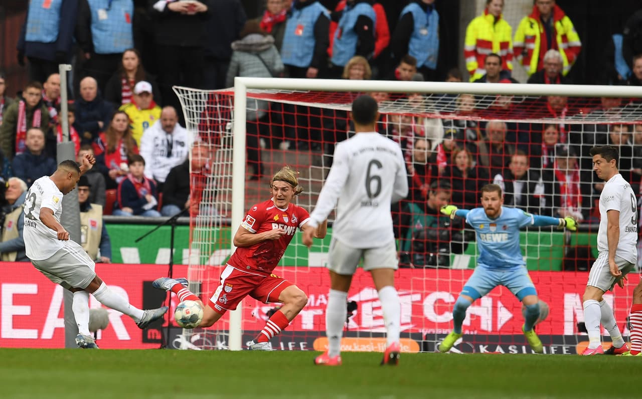 Serge Gnabry del FC Bayern Múnich marcó doblete ante Colonia.