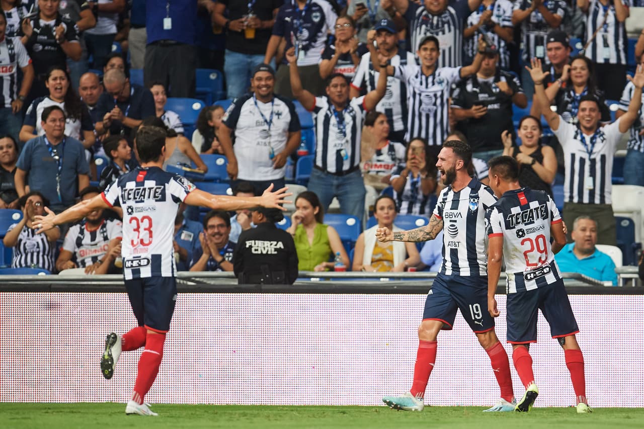 Miguel Layún y Nicolás Sánchez otorgan el tercer triunfo consecutivo a Monterrey tras vencer a Toluca.