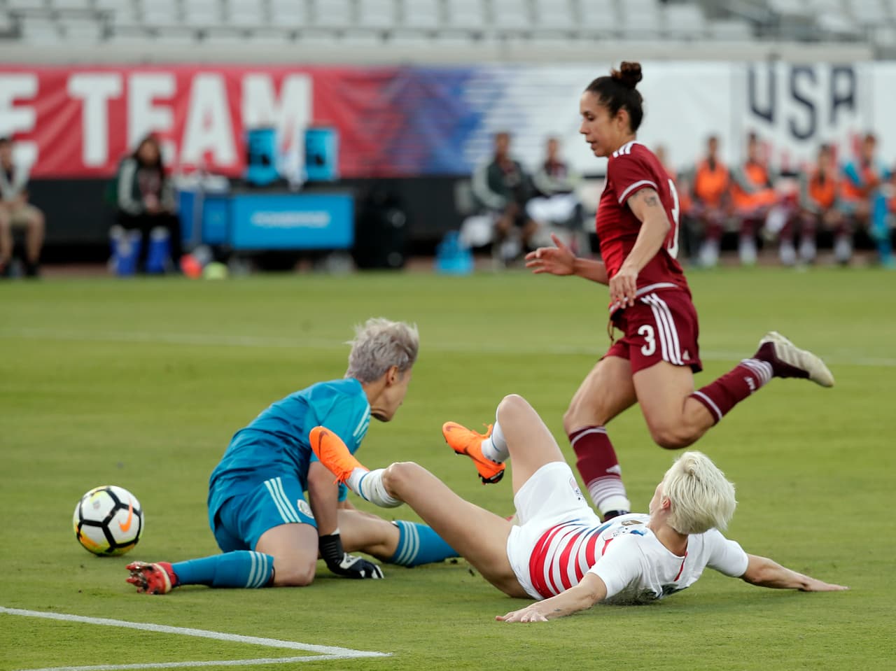 Las mexicanas descontaron por medio de Katie Johnson para el 4-1.Estados Unidos y México
<b> volverán a enfrentarse el próximo domingo </b>en el BBVA Compass Stadium de Houston, Texas.