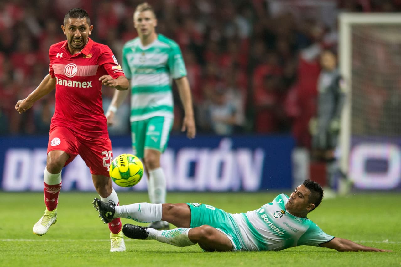 Ya en el segundo tiempo la presión de Santos fue más constante. Once tiros de esquina y un sin fin de centros bombardearon el área rival.