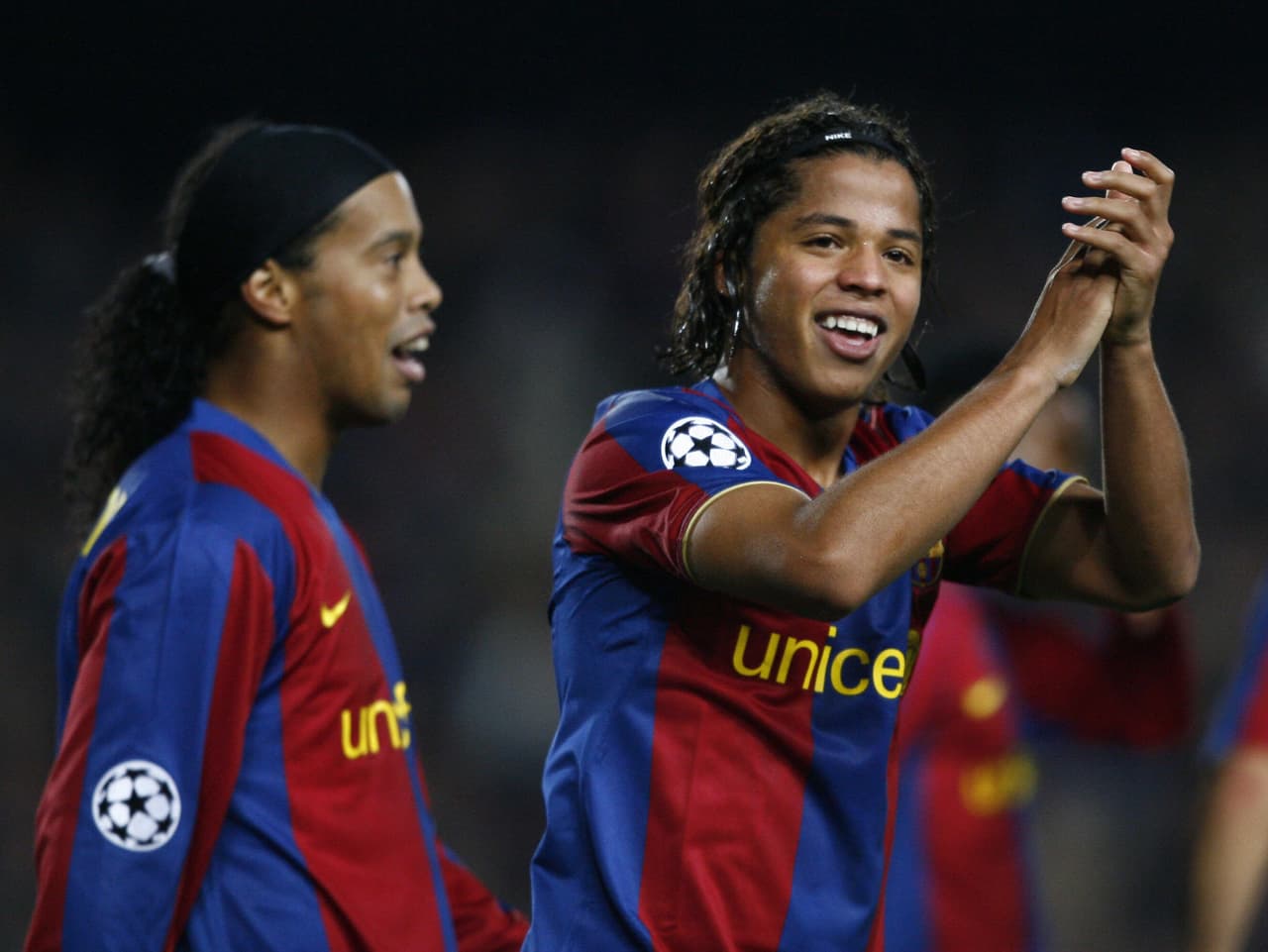 El registro sigue con su hermano, Giovani dos Santos, quien también arribó al club en el 2002 para jugar con los equipos juveniles.