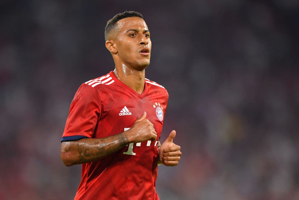 El hispano brasileño Thiago Alcantará, según medios españoles, es el primer candidato para llegar tras la salida del croata Mateo Kovacic. El bosnio Miralem Pjanic es el segundo en la lista.