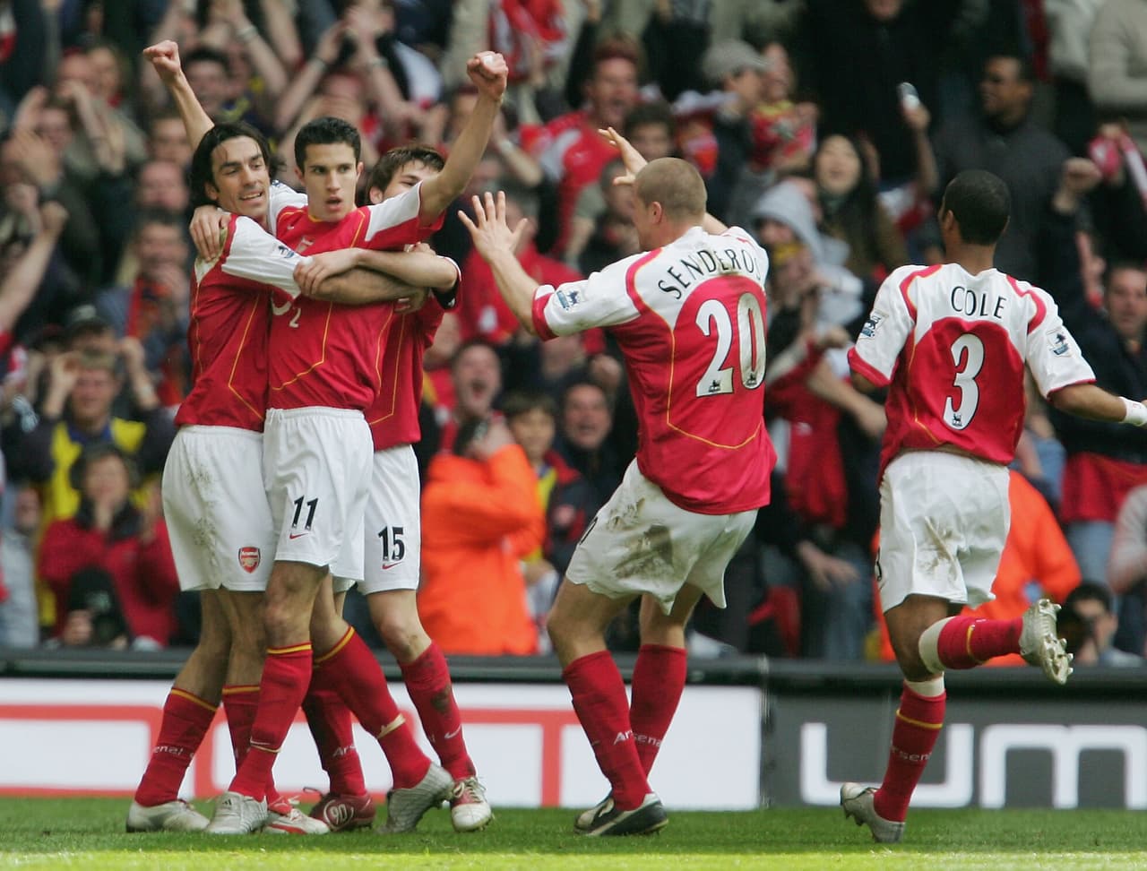 Otro holandés, Robin van Persie, puso tierra de por medio metiendo 144 goles en su paso por el Arsenal y el Manchester United. Su lugar es el número 11.