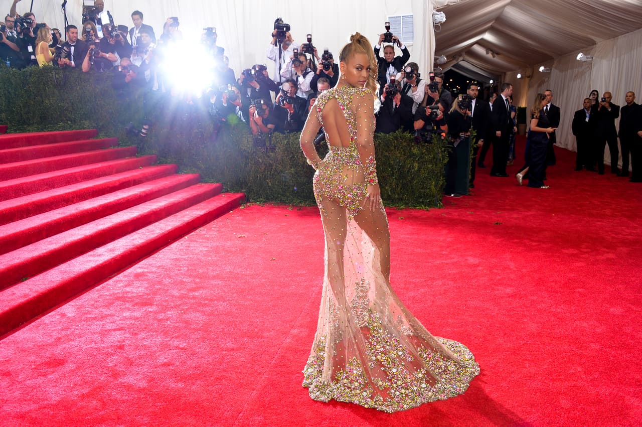 La ganadora de 20 premios Grammy nuevamente aparecerá en el espectáculo de medio tiempo del Super Bowl, ahora junto a la banda inglesa Cold Play en la edición de oro 50. La belleza, sensualidad e imponente voz de Beyoncé se oirá en todo el Levi´s Stadium para prender a todos los aficionados de la NFL.