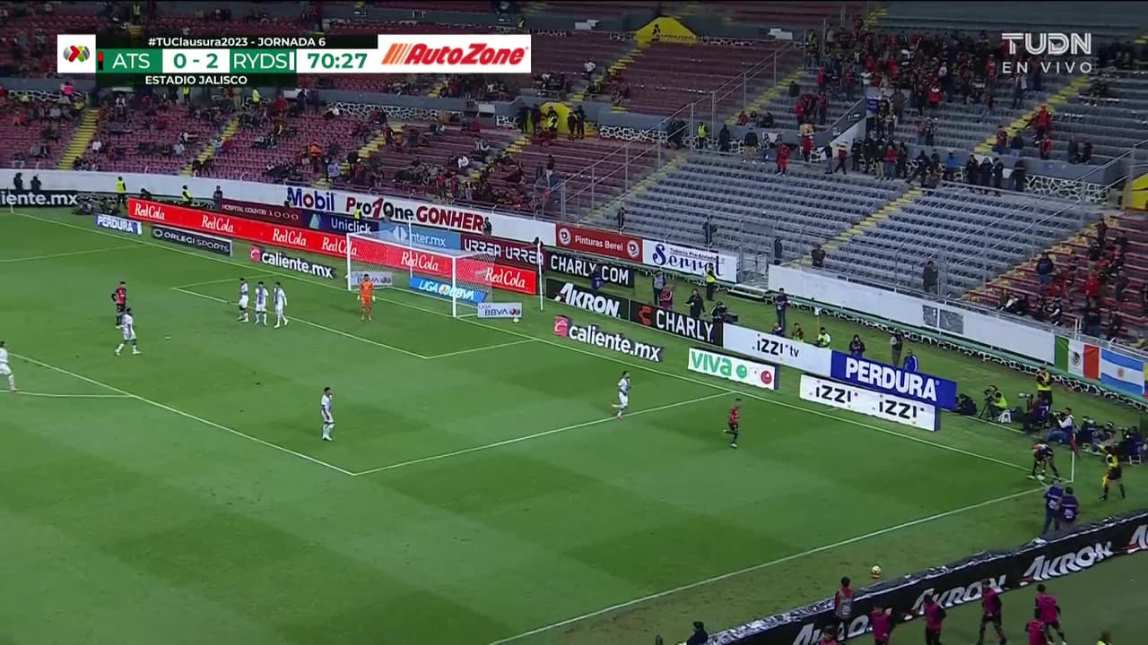 ¡TIRO ATAJADO! disparo por Julián Quiñones.