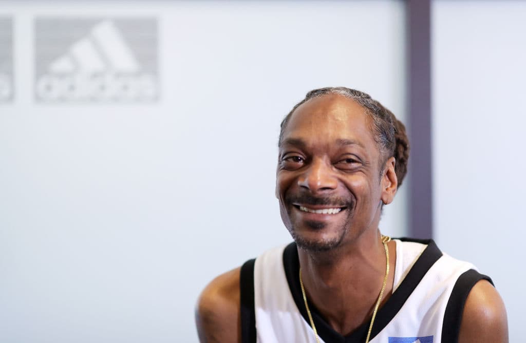 Snoop continuó… "Ya sabes, ser la parte superior de la cadena, no solo el portavoz o el embajador de la marca. Necesitamos ser los propietarios de la marca".