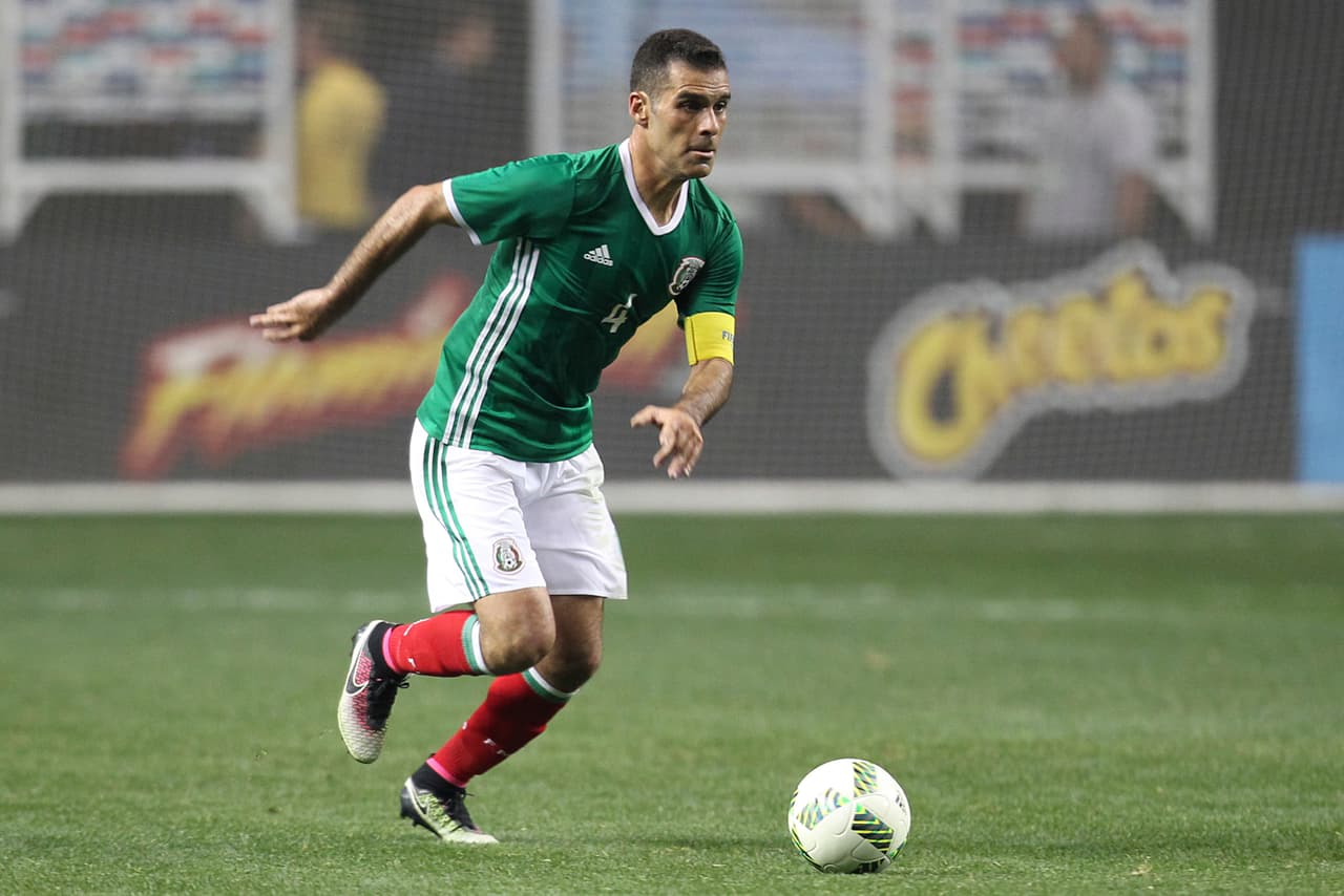 La presencia de Rafael Marquez asegura la experiencia que se requiere para partidos clave como contra Estados Unidos. Aunque quienes compiten por el puesto puedan tener otras cualidades, el liderazgo de Rafa puede ser determinante.