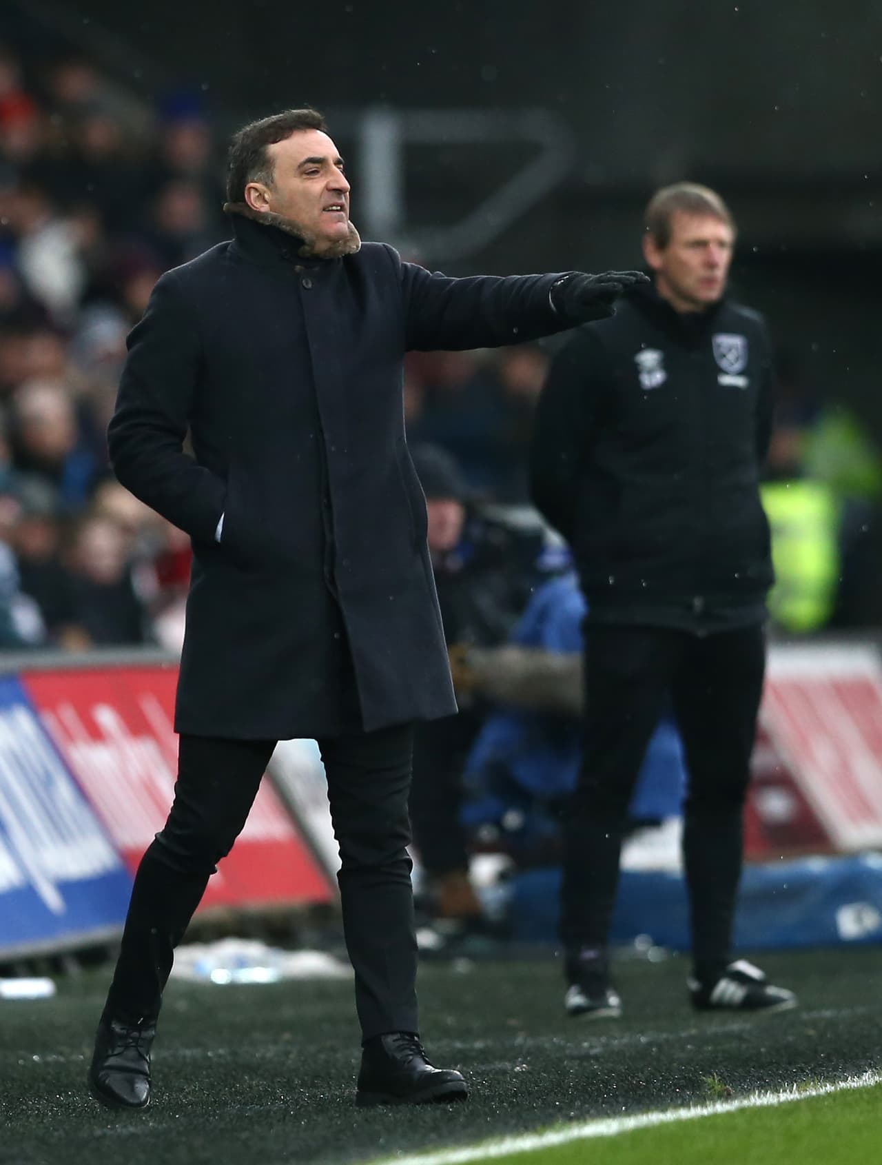 Carlos Carvalhal, entrenador del Swansea City, debía recuperar a su equipo de la derrota por 4-1 a manos del Brighton & Hove por la Premier. A mitad de semana le había ganado al Sheffield Wednesday por Copa.