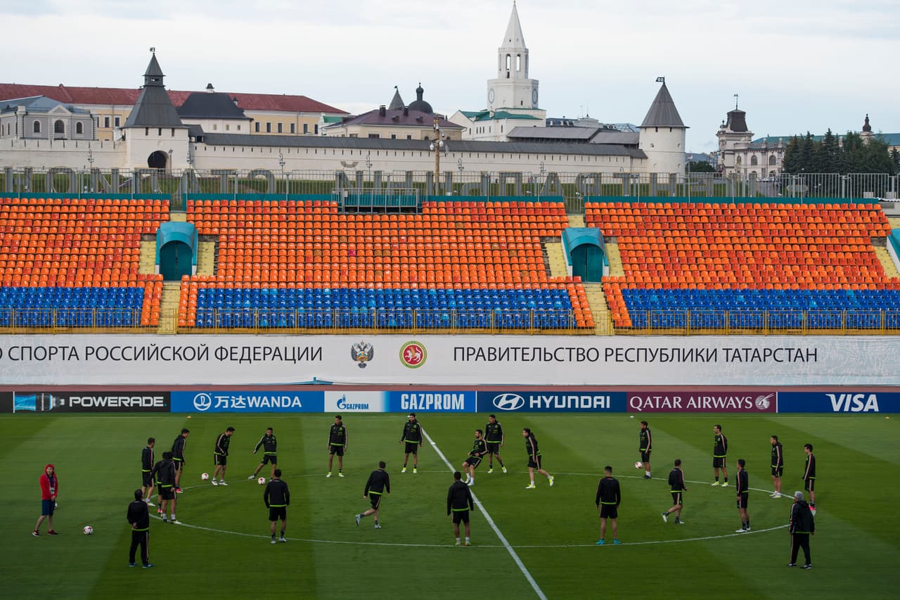 A excepción de los porteros, todos los jugadores hicieron parte de un gran rondo en la mitad del campo.