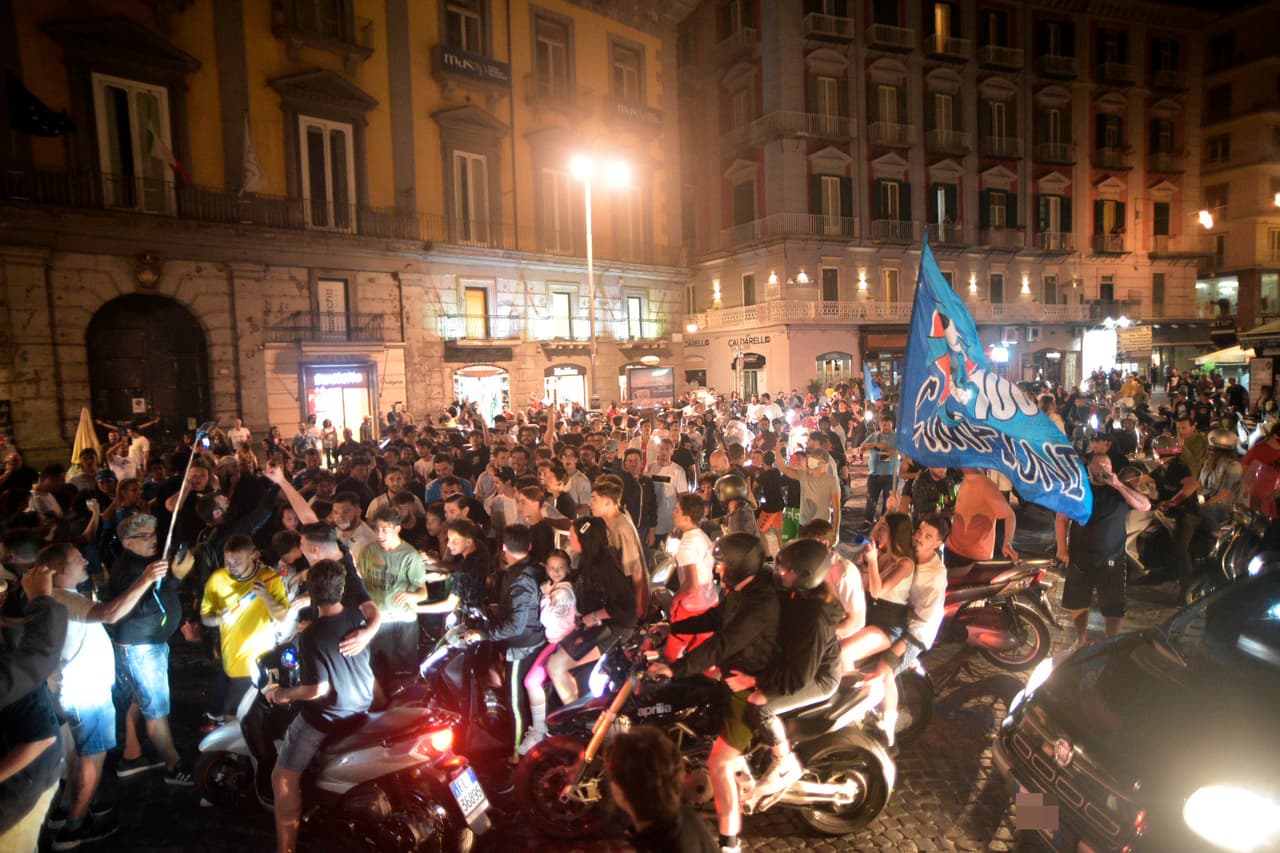 Nada pudo contener la alegria de la afición de Napoli al conseguir un nuevo título del equipo ante Juventus.