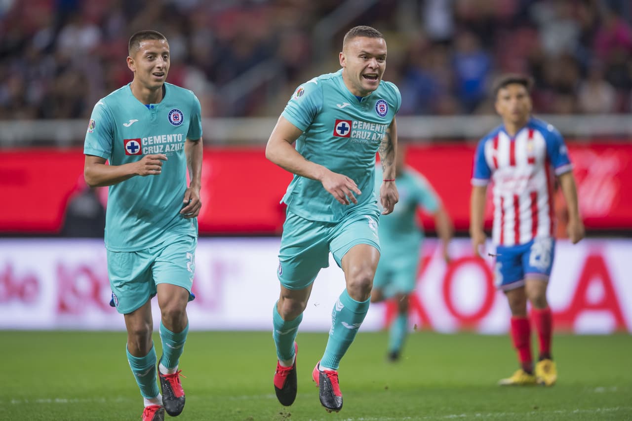Cruz Azul vence a domicilio a Chivas y ya suma cuatro juegos sin derrota en Liga MX.
