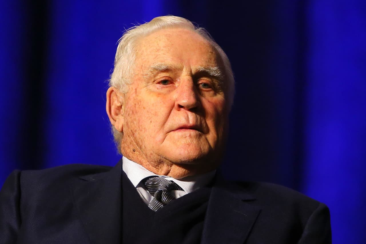 <b>Don Shula, 90 años.</b> Ganó la mayor cantidad de juegos de cualquier entrenador de la NFL y llevó a los Miami Dolphins a la única temporada perfecta en la historia de la liga. 
<a href="https://www.univision.com/local/miami-wltv/adios-a-don-shula-fallece-a-los-90-anos-quien-fue-el-entrenador-de-los-miami-dolphins-fotos"><u>Falleció el 4 de mayo</u></a>. 
<br>