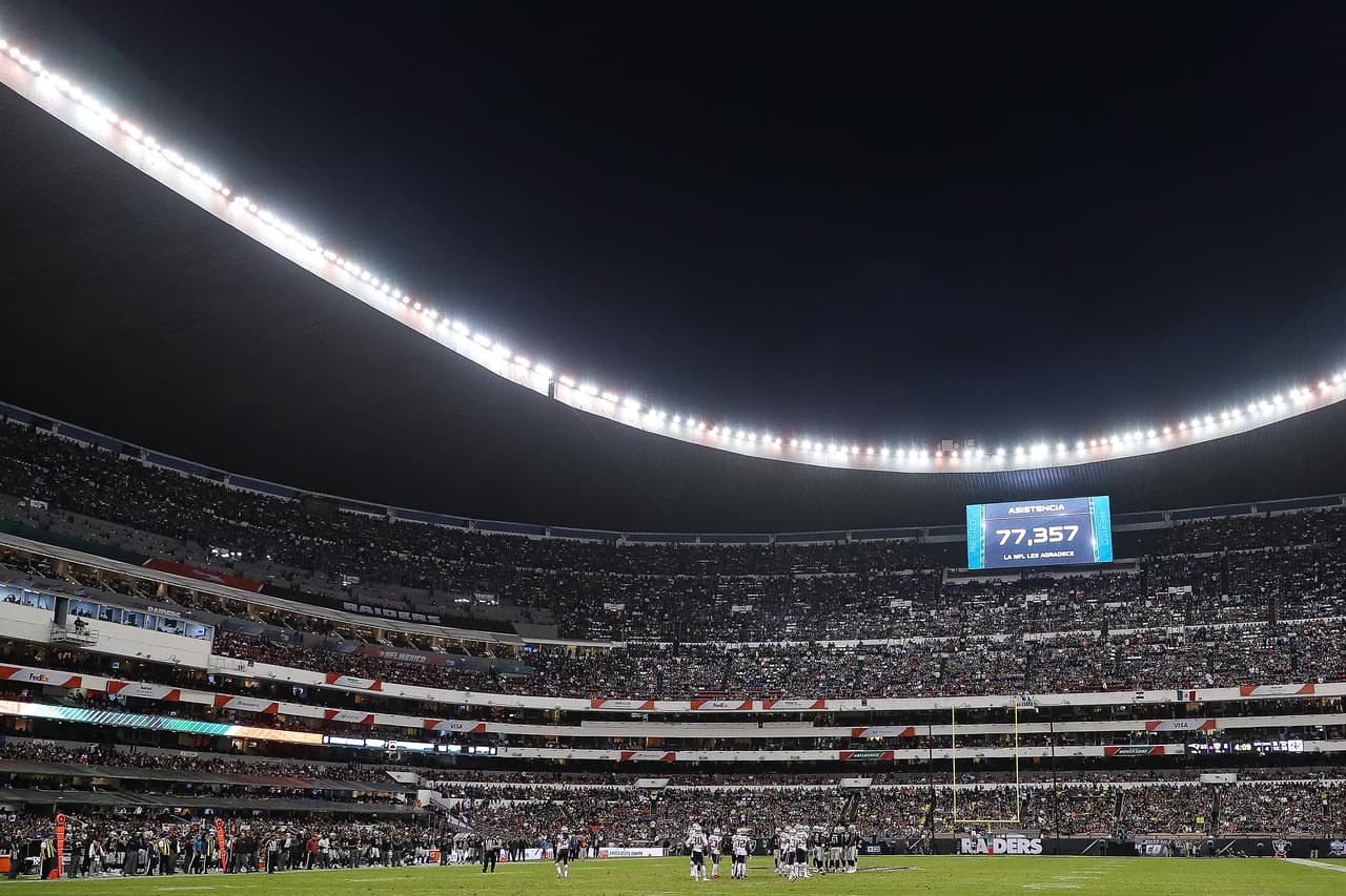 Como no podía ser diferente, la 
<b>NFL </b>se animó en el 2005 a sacar un partido oficial de sus dominios llevándolo al Estadio Azteca enfrentando a los Arizona Cardinals y San Francisco 49ers.