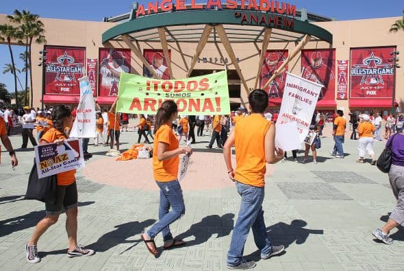 Mientras los equipos se preparaban, activistas contra la Ley Arizona se manifestaron contra el Juego de Estrellas que se celebrará en 2011 en Phienix, sede de los Diamondbacks.