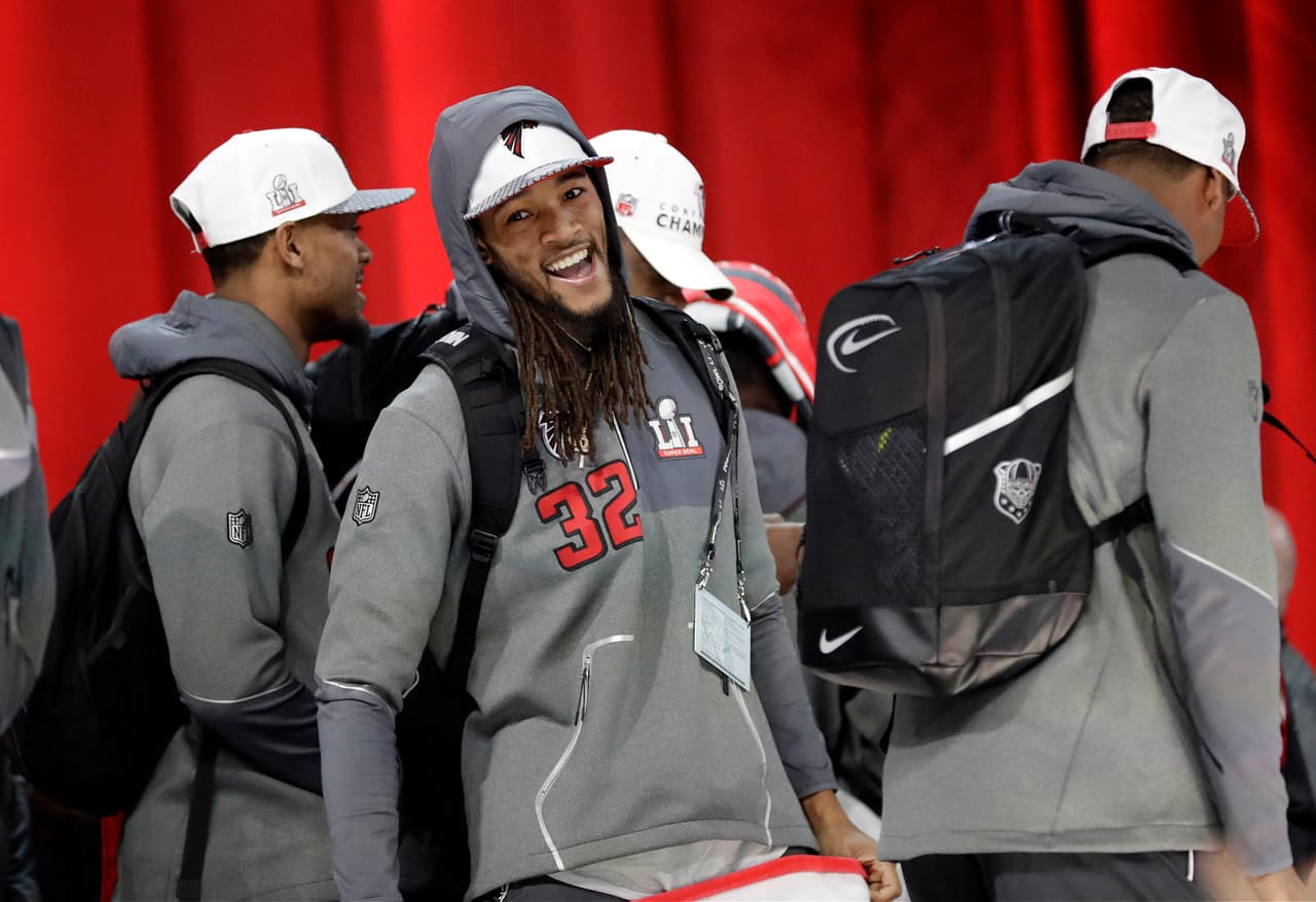 Jalen Collins, una de las figuras de los Falcons, fue el más buscado por los diferentes medios presentes.