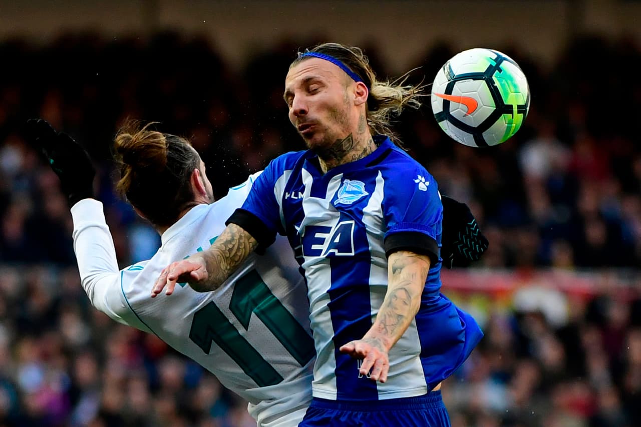 El primer tiempo tuvo a un Alavés que se defendió a capa y espada contra el poderoso Real Madrid.