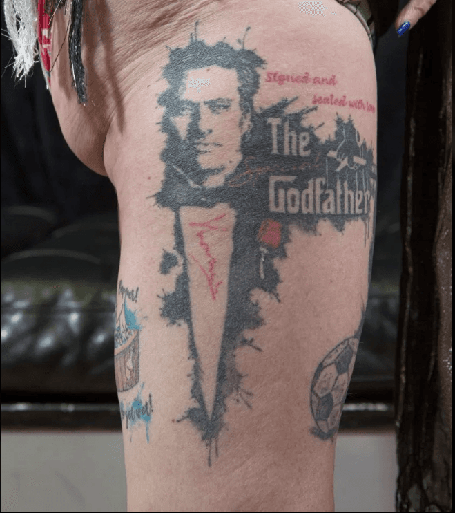 La mayor fanática de José Mourinho se luce mostrando parte de sus 38 tatuajes en honor al entrenador del Tottenham.