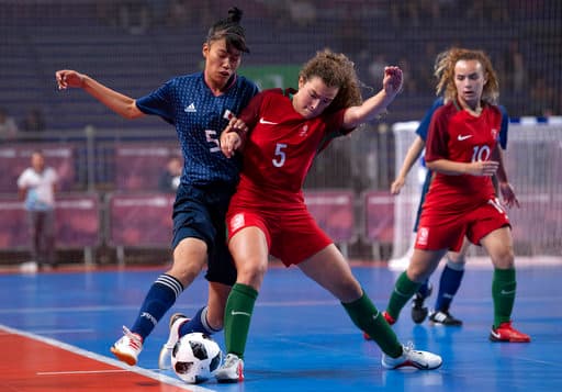 En el futsal, Sara Oino de Japón y Carolina Rocha de Portugal pelean por el esférico en el partido por la medalla de oro del torneo de mujeres de esta disciplina en Buenos Aires 2018.