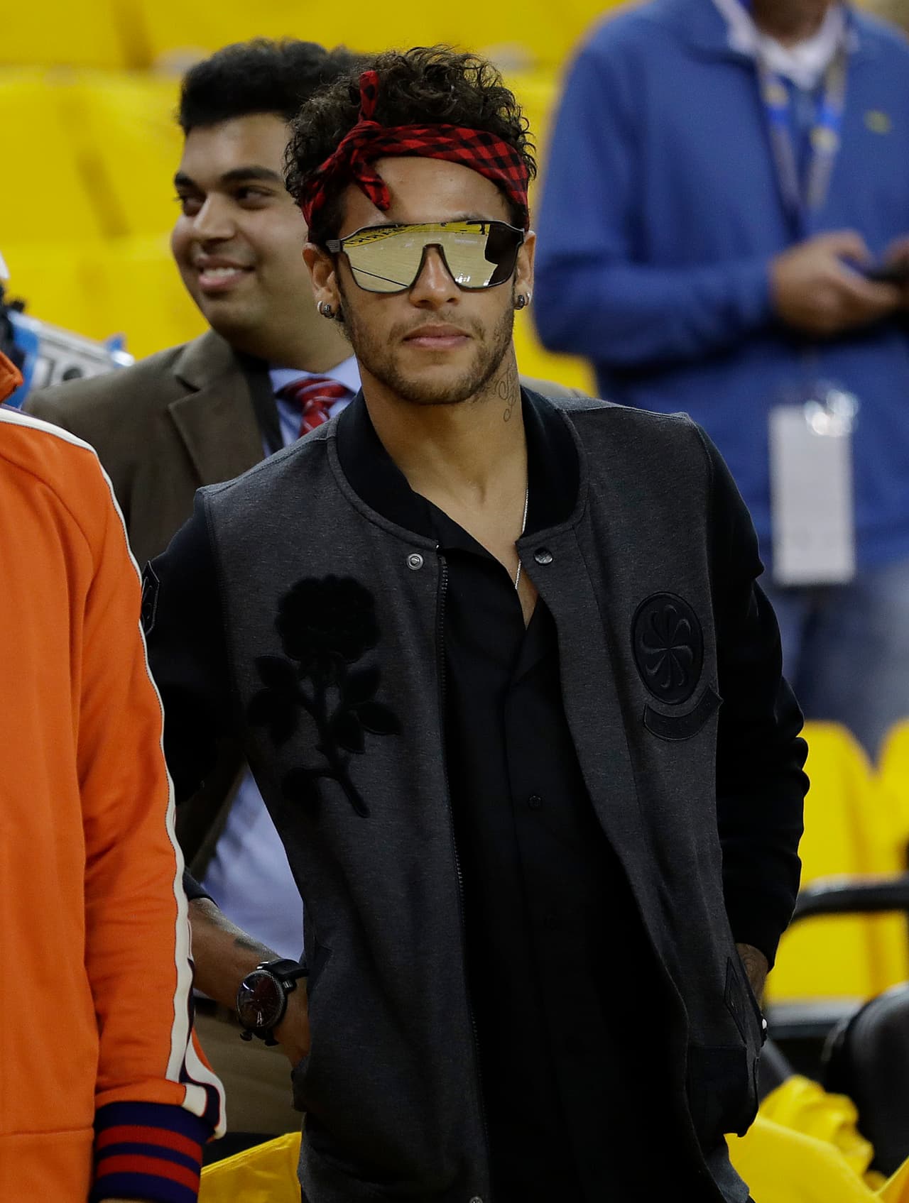 Eso sí, con el cabello mucho más largo y banda en la cabeza, la imagen de Neymar con su naturalidad se tornó más 'fashion' en junio de 2017.