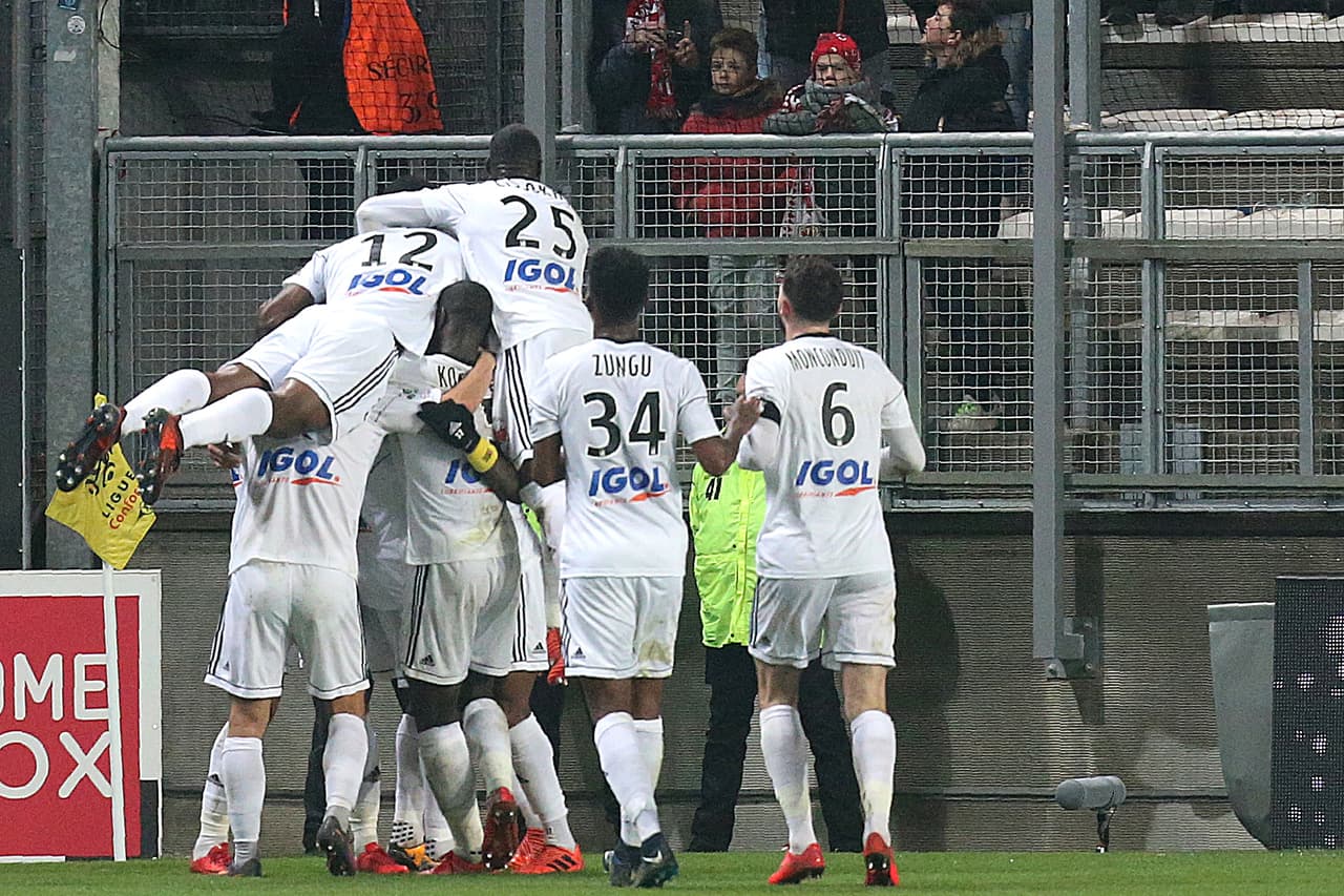 Con un remate seco y cruzado, de pierna izquierda, el joven togolés puso el primer gol del partido.
