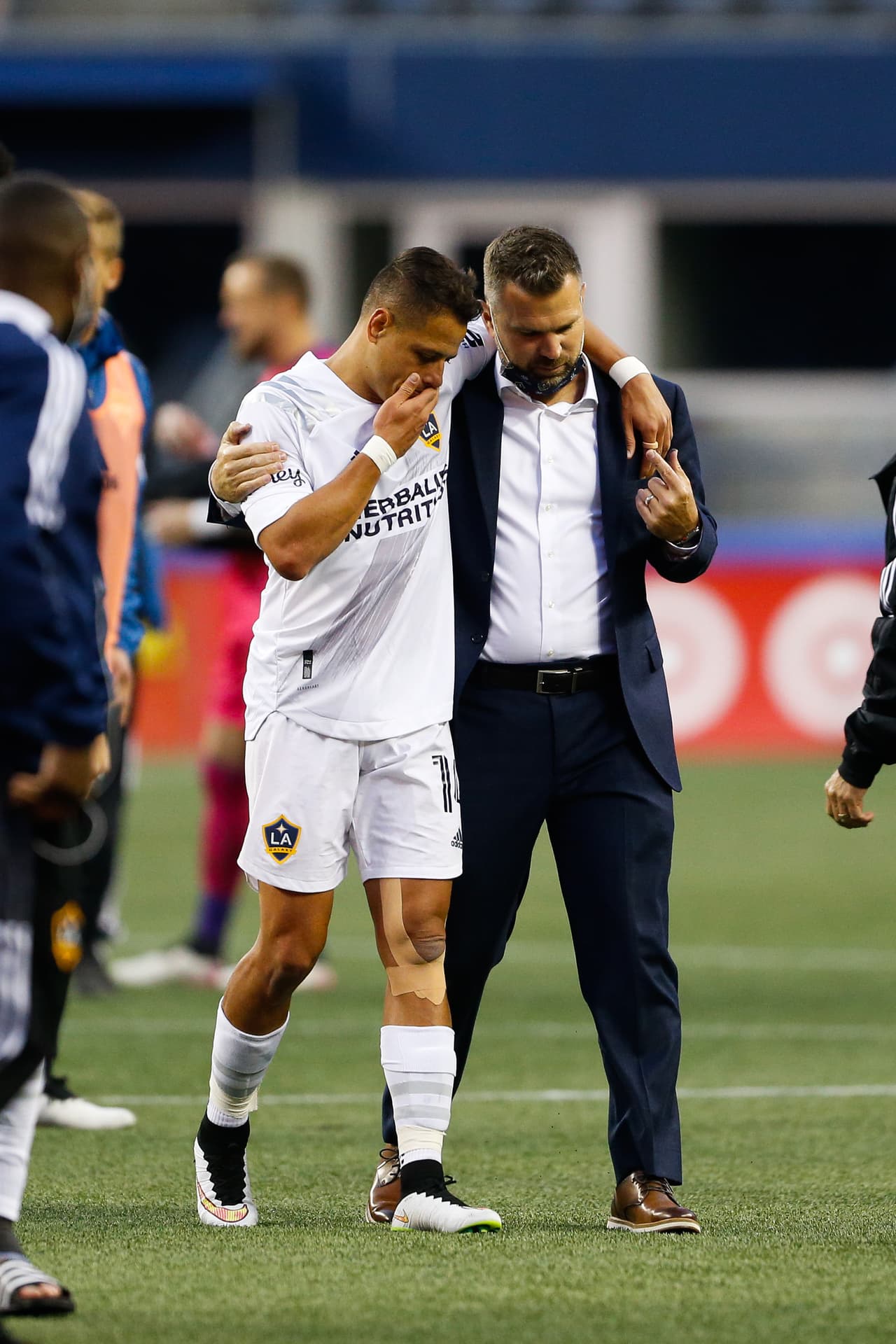 Así se retiraron del campo Greg Vanney y Chicharito Hernández, entrenador y goleador de LA Galaxy, tras la derrota en el Lumen Field.
<br>