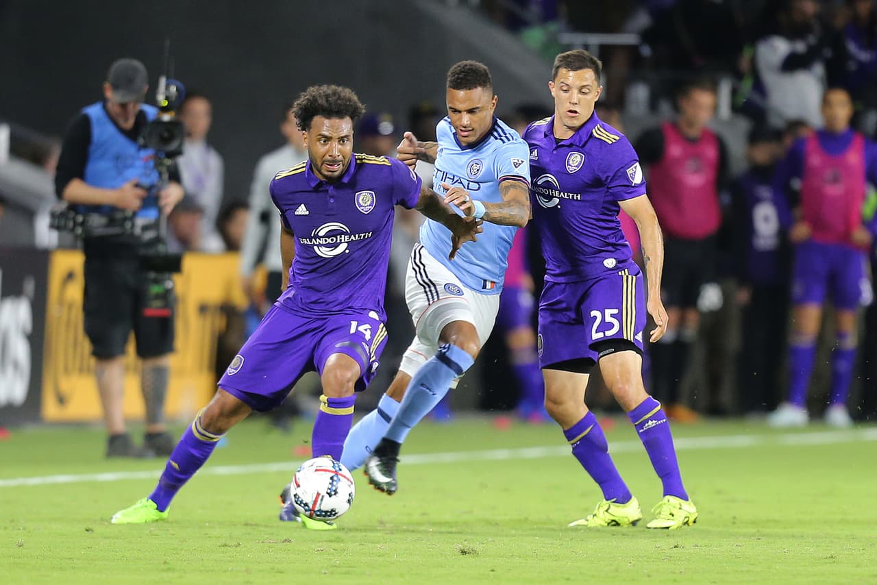 La versión de la Policía indica que Barnes (izq.) se quiso colar en una entrada a un bar del pabellón británico, por lo que hubo una discusión del grupo con otros visitantes y empleados.