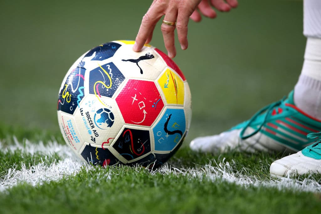 Un grupo de legendarios futbolistas, encabezados por Roberto Carlos, John Terry, Didier Drogba, Robert Pires, Eric Cantona, Michael Essien, Michael Owen, Ricardo Carvalho, entre otros, y figuras del deporte mundial como el fondista británico Mo Farah, además del estelar velocista jamaiquino Usain Bolt, participaron en la edición 2019 del juego a beneficio de la Unicef con la idea de reunir fondos para diversas causas y fundaciones que apoyan a la niñez en el mundo. El juego se realizó en Stamford Bridge, la casa del Chelsea, en Londres, Inglaterra. Les compartimos las maravillosas imágenes del juego y los festejos en medio de esta noble causa.