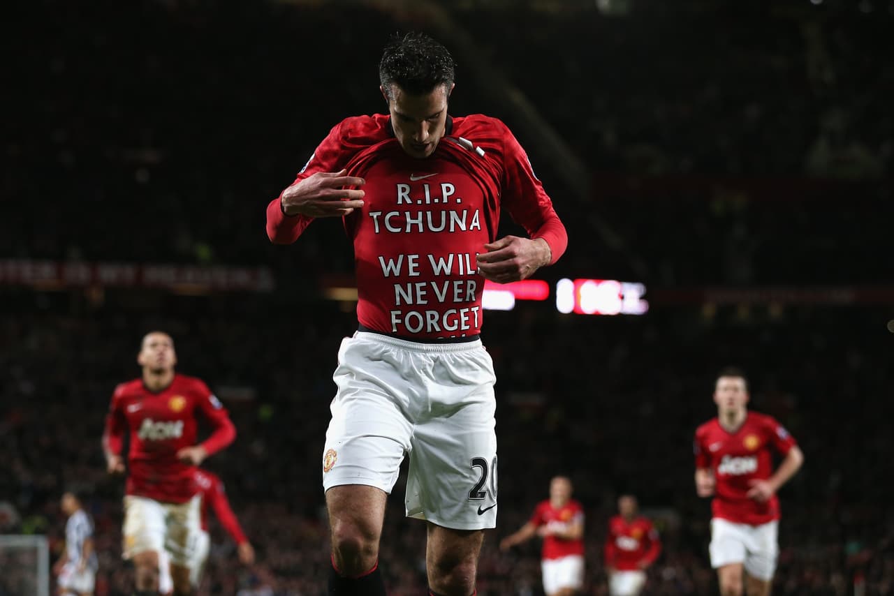 El holandés Robin van Persie con el Manchester United le dedicó este mensaje a un amigo personal fallecido en el 2012.