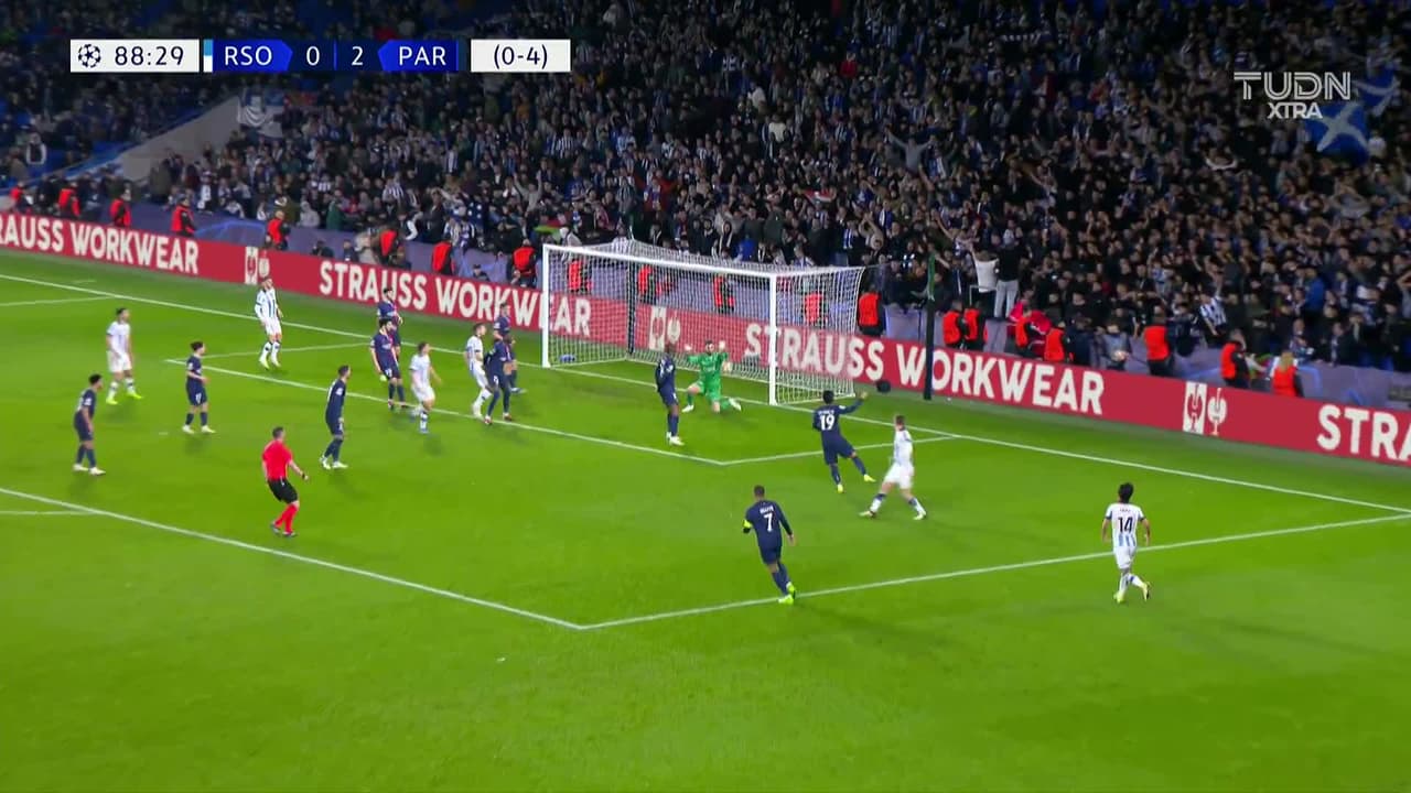 ¡GOL!  anota para Real Sociedad. Mikel Merino