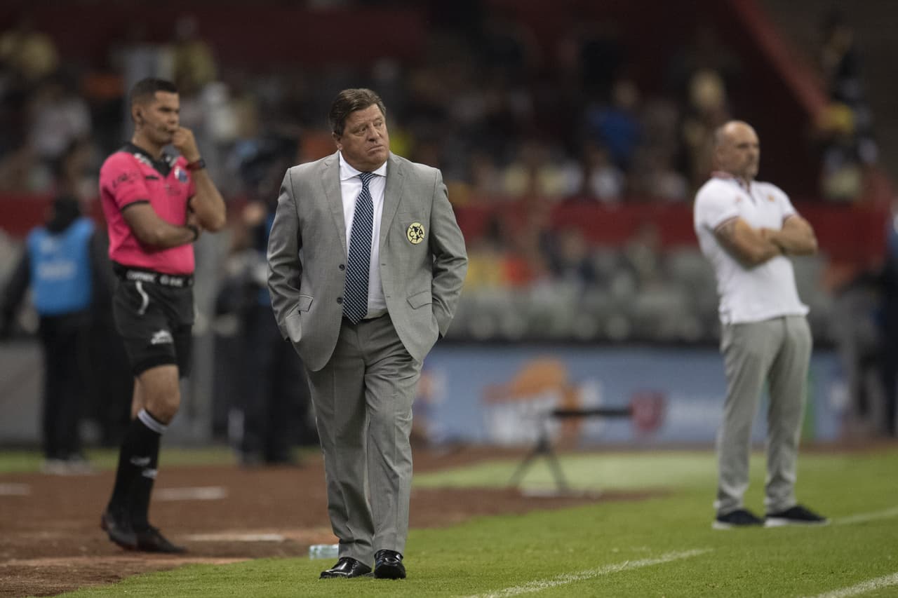 La desesperación comenzó a hacer presa al técnico azulcrema Miguel Herrera que no lucía conforme con el desempeño de su equipo.