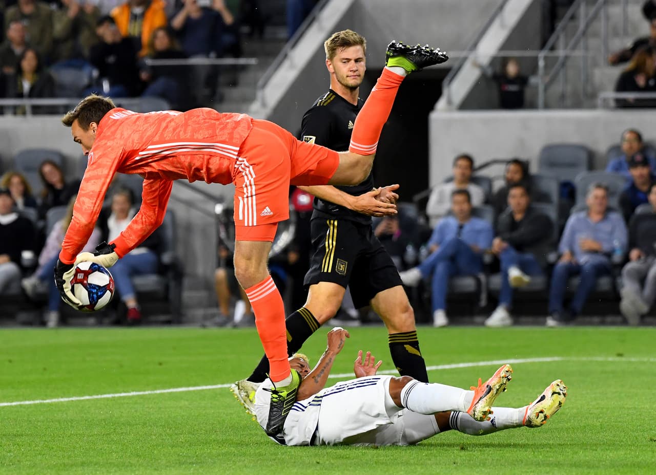 El gol llegó al tomar una pelota que Dallas no supo sacar de su zona. Eduard Atuesta se encargó de la distribución para filtrar un pase al área en donde Vela, libre de marca, no tuvo piedad para liquidar a Jesse González.