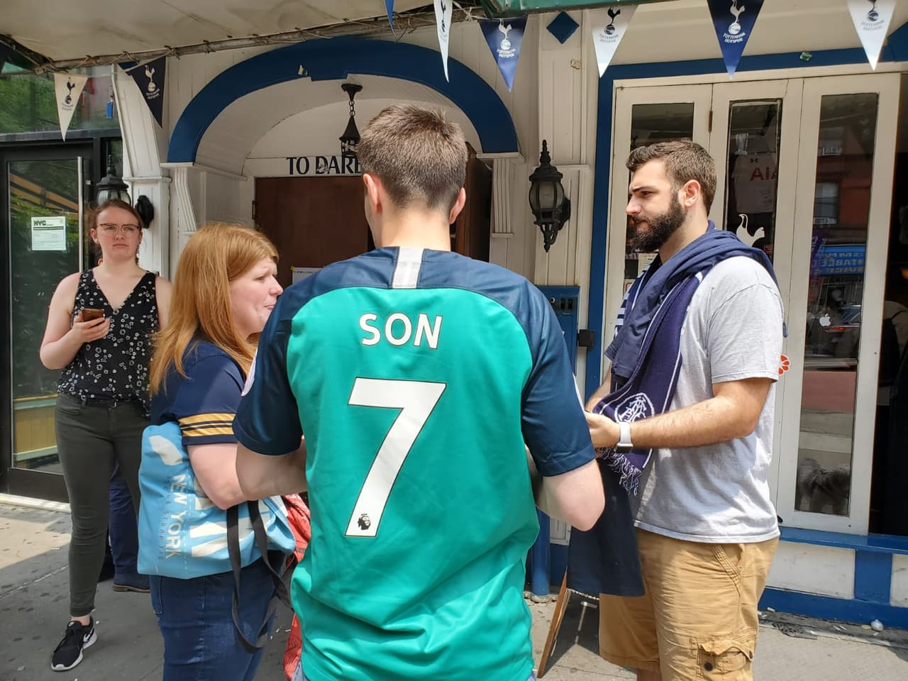 Los fanáticos del Tottenham Hotspur se reunen en Flannery's, el bar oficial de la Peña del club en New York, para disfrutar la Final de la UEFA Champions League.