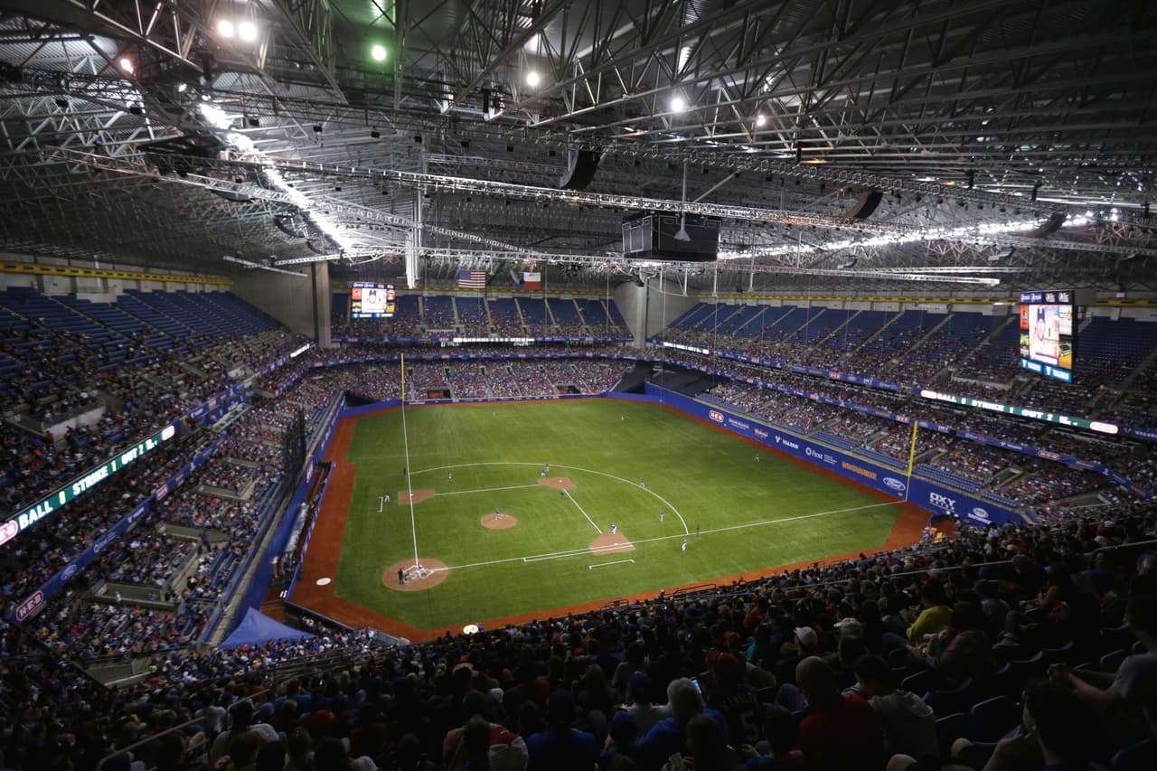 El estadio se inauguró el 15 de mayo de 1993 y su construcción tuvo un costo aproximado de 186 millones de dólares.