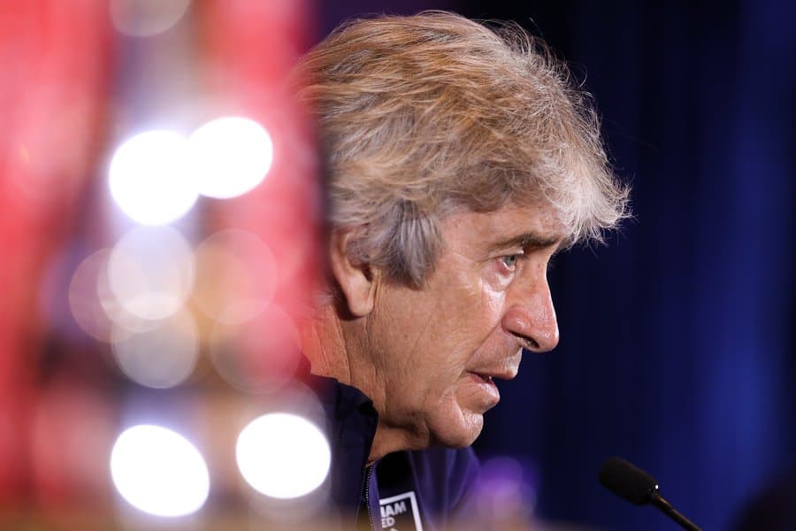 Manuel Pellegrini, entrenador del West Ham, no buscará otro jugador para competir en la delantera con Javier Hernández.
