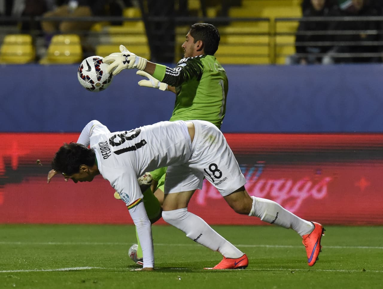 Corona sufrió en las salidas y un balón se fue al poste del portero mexicano.