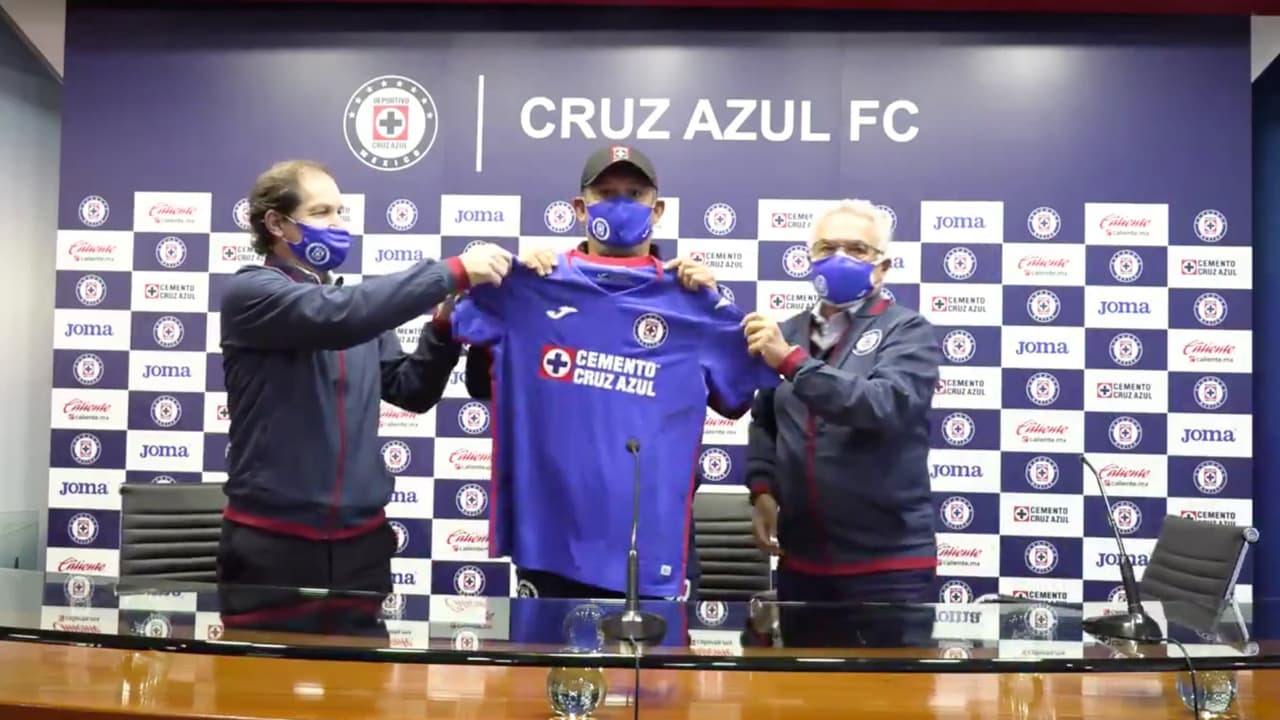 Reynoso reconoce deuda con la afición en su presentación con Cruz Azul