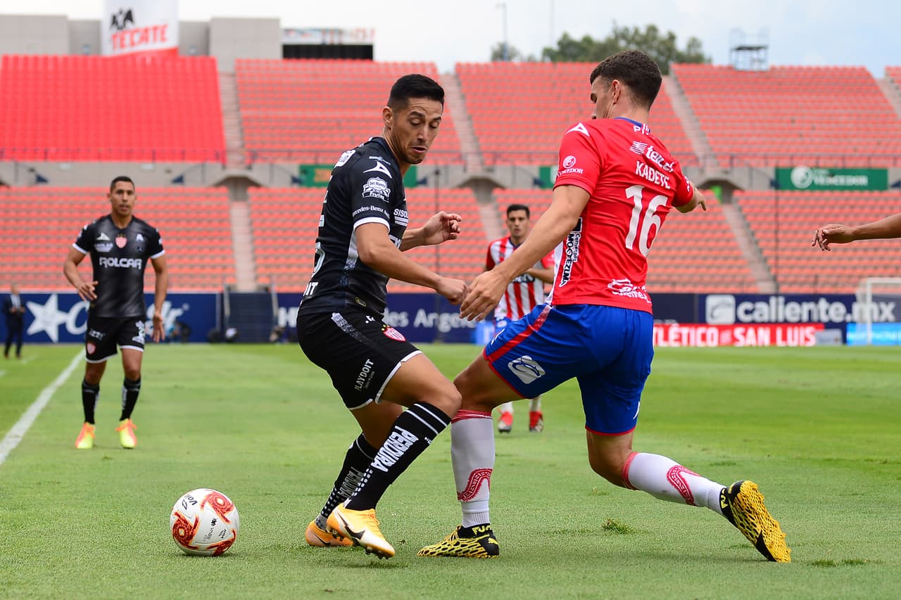 Atlético San Luis arranca con la pelota, pero Necaxa se ordena perfectamente en le campo.