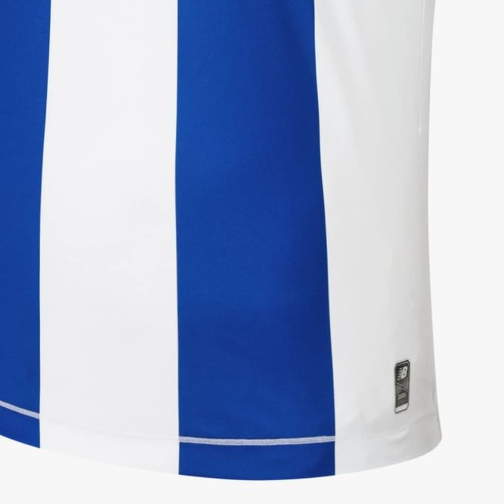 La pasión del Dragao y toda su afición en esta nueva temporada del fútbol europeo tendrá de nuevo las franjas gruesas en su playera. Pocos cambios, de hecho, tendrá la nueva prenda siendo el más notorio el de los hombros donde ya no existe el blanco sino que predomina el azul.