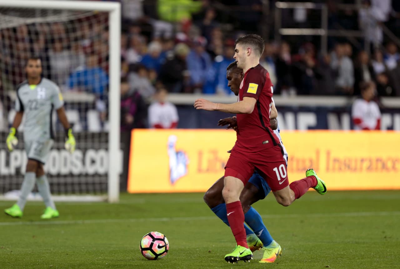 Arena, con todo decidido, introdujo el segundo cambió a los 59 minutos y se atrevió a sacar al defensa Geoff Cameron por el centrocampista Graham Zusi y a los 70 le dio descanso al defensa central John Brooks, que hizo una gran labor, por Tim Ream.
