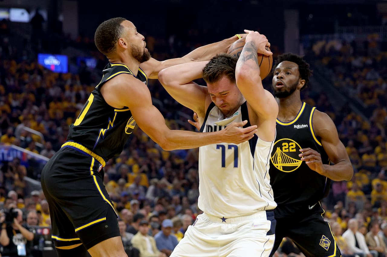 Warriors pega primero y toma ventaja sobre Mavericks en Final del Oeste