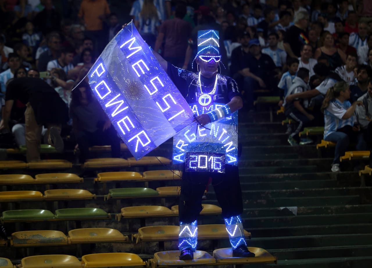 En Argentina tampoco sirvió la energía evocada en nombre del ausente Lionel Messi. Allí, en Córdoba, el equipo albiceleste cayó 0-1 contra Paraguay y quedó de quinto, en zona de repechaje.