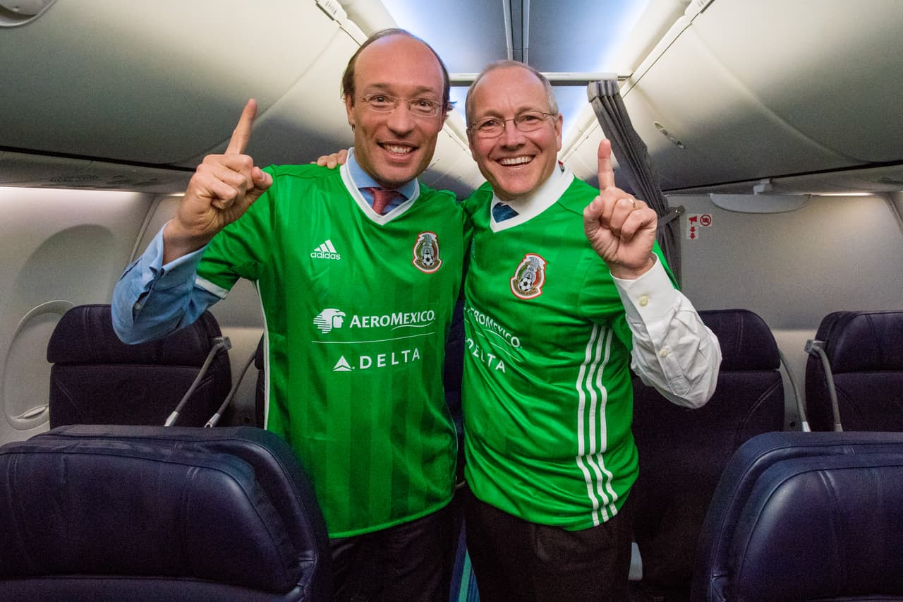 Van der Werff y Sears no se quitaron la playera del 'Tri' y dentro del avión posaron con ella.