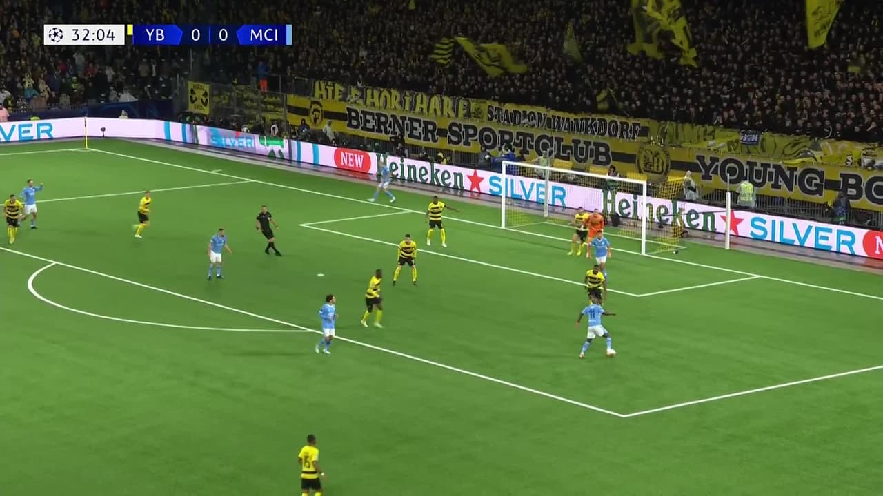 ¡TIRO ATAJADO! disparo por Jack Grealish.