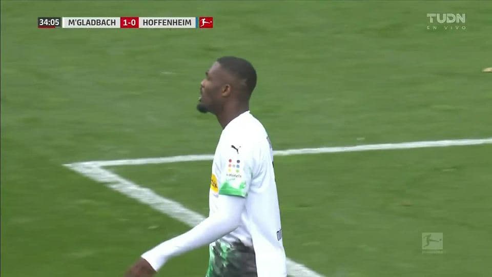 Tiro desviado de Marcus Thuram