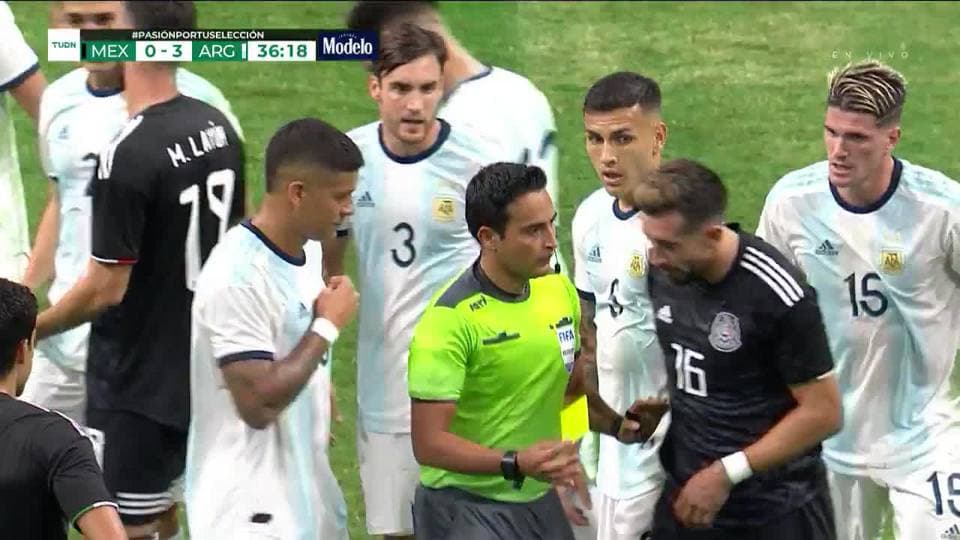 Tarjeta amarilla. El árbitro amonesta a Héctor Herrera de Mexico