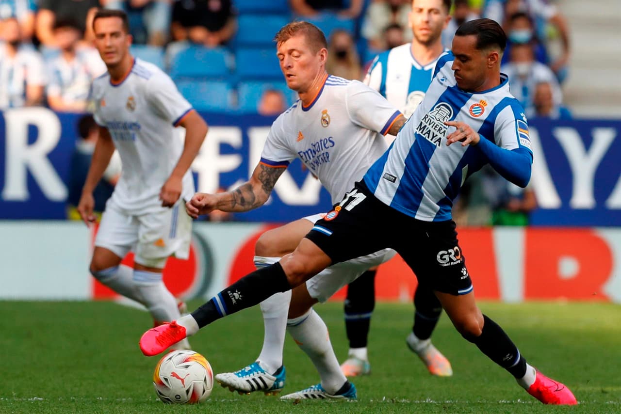 El Espanyol se impone ante el Real Madrid con marcador de 2-1 en la octava jornada de La Liga. Raúl de Tomás abrió el marcador al 17’, seguido de Axel Vidal en el minuto 60’, sin embargo Karim Benzemá se encargó de darle el único tanto al club merengue al 71’.