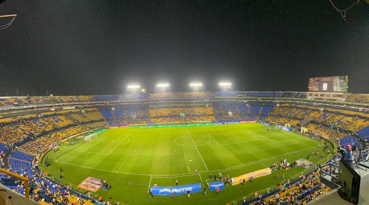 Llega la noche en Monterrey y el el Estadio Universitario se prepara para albergar otra final femenil entre Tigres y Monterrey.